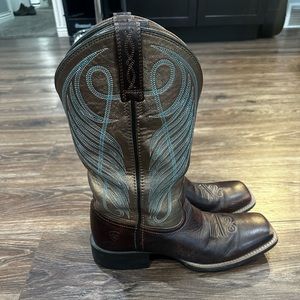 Ariat round up wide square toe cowboy boot